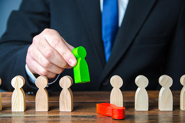 Ein Geschäftsmann entlässt einen Mitarbeiter und ersetzt ihn durch einen neuen. Führerscheinpositionen werden durch verbundene Personen ersetzt.